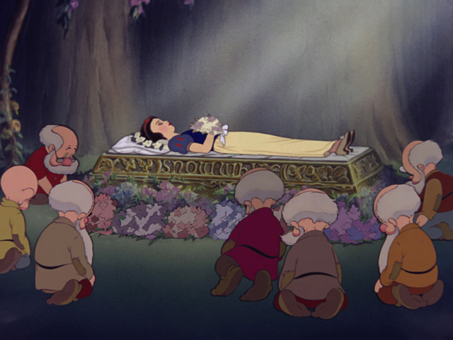 La madrastra se enoja por no poder matar a blanca nieves.