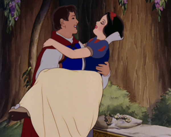 Llega el príncipe que se enamora de blanca nieves.