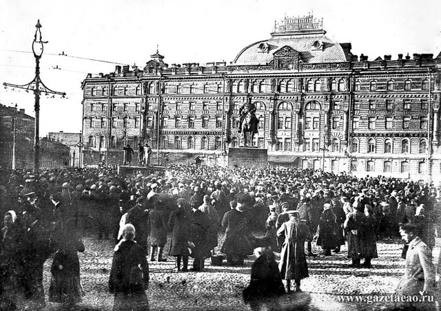 расстрел демонстрации на Знаменской площади Петрограда, переход некоторых воинских частей на сторону восстав- ших.