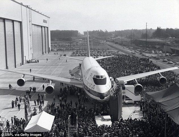 BOEING 747