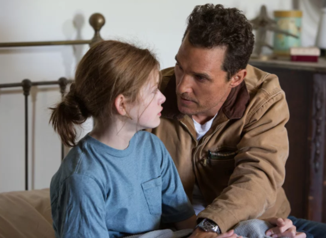 al levantarse esta en su cuarto, y su padre esta sentado llorando