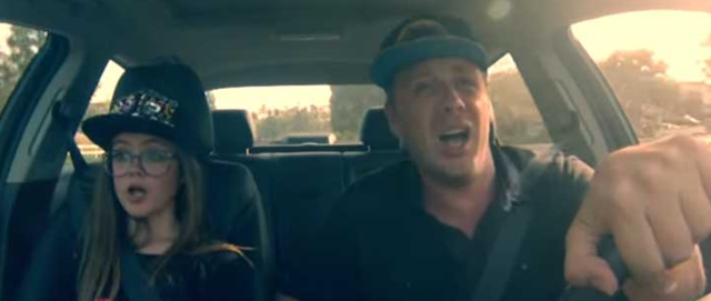 están en el auto de su padre de camino con el psicólogo