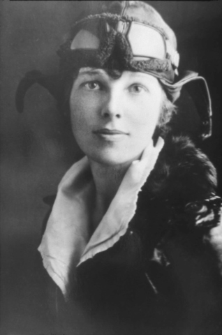 Amelia Earhart sets altitude record for female pilots