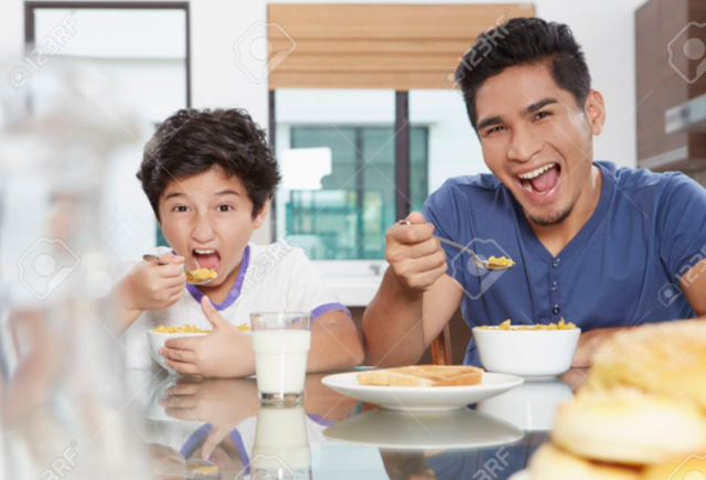 Al amanecer su padre se levanta a las cinco y media, para alistarse e irse a trabajar