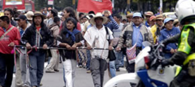 La comunidad Embera bloquea la carrera séptima para  exigir una reunión con el gobierno y exigir su integridad física, cultural y territorial a través de la ONIC (organización Nacional Indígena Colombiana)