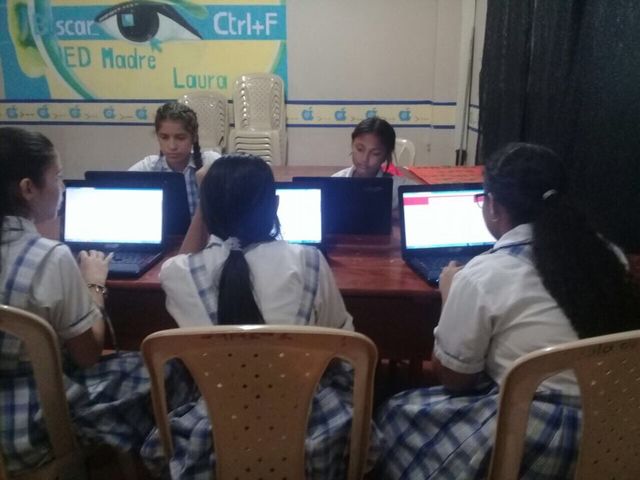 Estudiantes realizando la encuesta