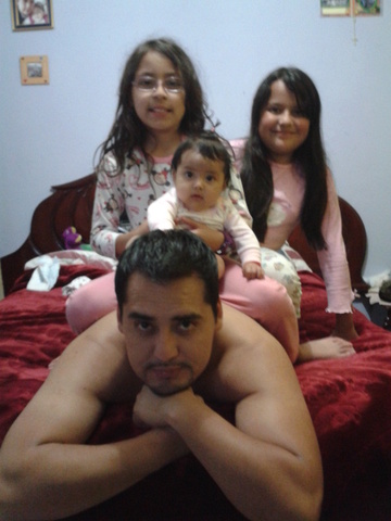 con mi papa y mis hermanas