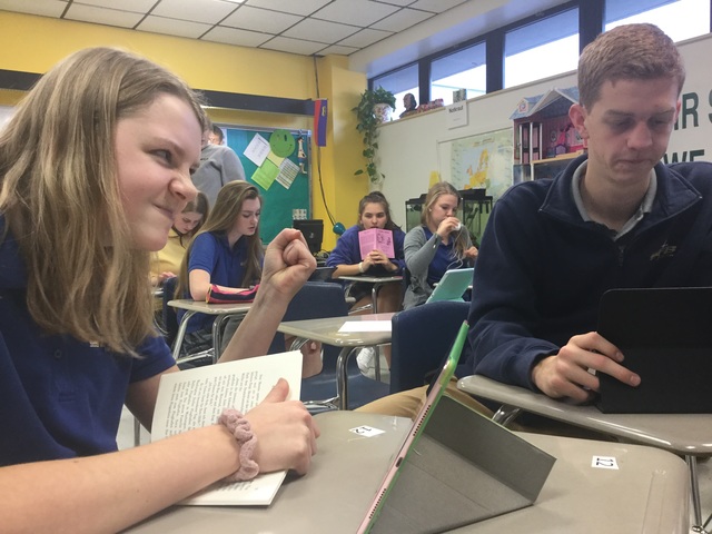 Patty nimmt Annas Bluse.