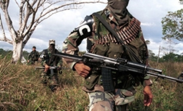 Las Autodefensas Unidas de Colombia (AUC) efectúan la masacre de la comunidad La Rueda