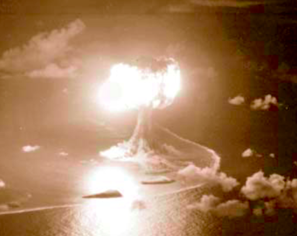 Soviéticos explodem primeira bomba atómica