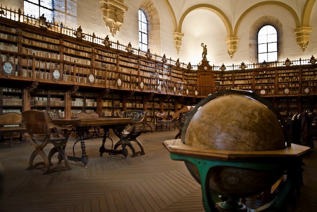 Comienza su vida universitaria.