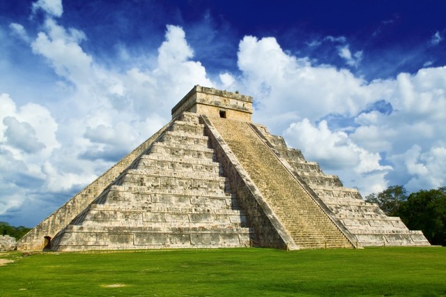 Hernan Cortes comença l'exploració de Yucatan