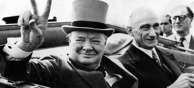 Los dos bloques(E.U y la URSS) representaban mundos diferentes y opuestos en el político, económico y la militar, separados por lo que Churchill llamó en 1946 el “telón de acero”.