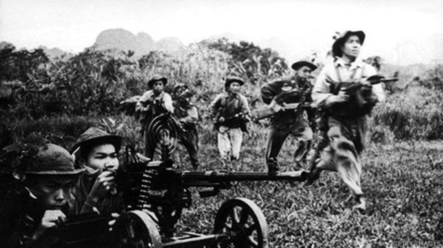 En Hungría hubo un levantamiento popular antisoviético y ante la perspectiva de que se creara un sistema político pluripartidista al estilo democrático occidental el gobierno soviético decidió intervenir militarmente reprimiendo el levantamiento.