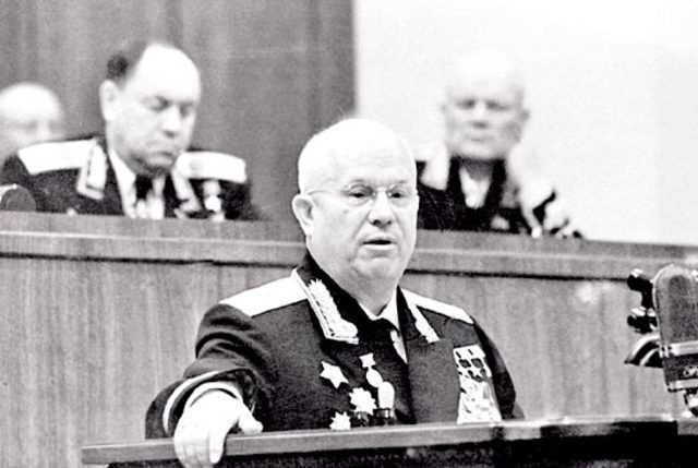 En el XX Congreso del Partido Comunista ruso se impuso la consigna de conceder mayor autonomía a los partidos comunistas de los demás países. Y esta distensión permitió una política más independiente de Moscú para los diferentes gobiernos satélites.