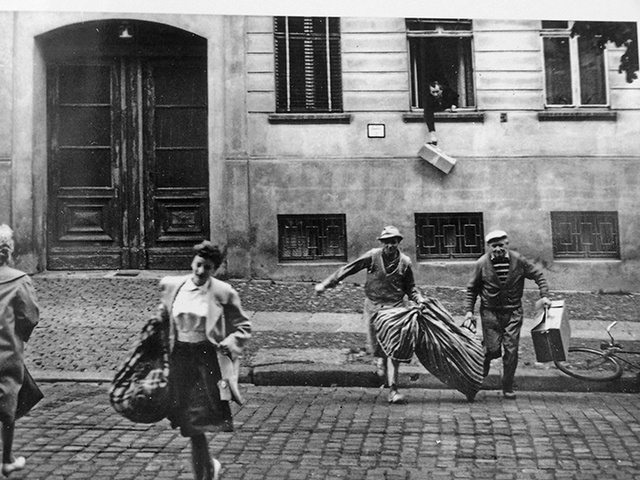 Se produjo la segunda crisis de Berlín, cuando los soviéticos decidieron cerrar la comunicación entre los dos sectores de la ciudad