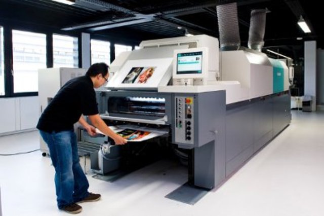 Suma empresas de servicios relacionadas con la comunicación