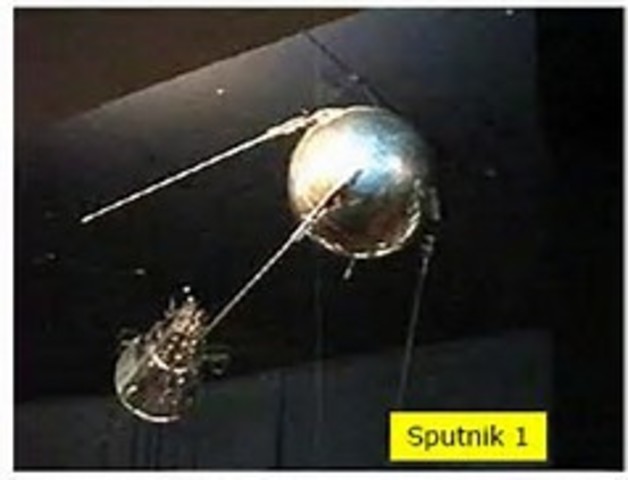 Lanzamiento del primer satélite orbital