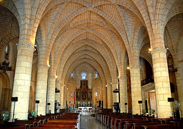 El 12 de febrero el papa Paulo III expidió una bula convirtiendo en Metropolitana la Catedral de Santo Domingo