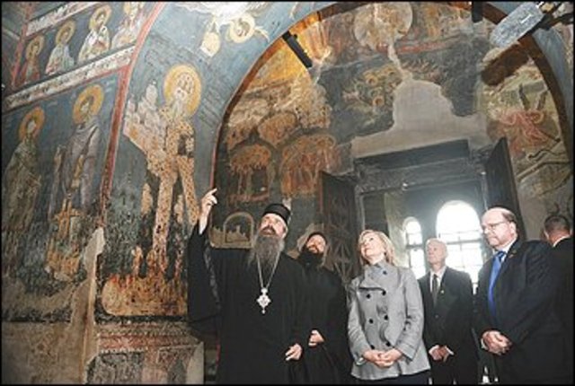 Clinton urges Kosovo to start talks with Serbia