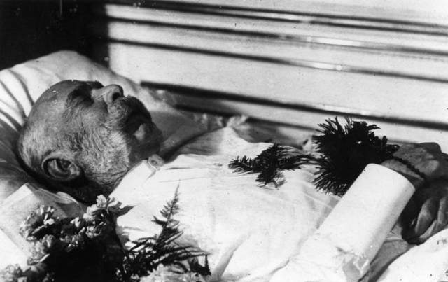 Umírá František Josef I.