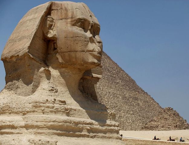 2650 a.C. Creación de la Necrópolis de Gizeh, Pirámide de Keops y esfinge de Kefren