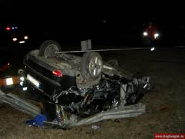 2008. január 30-án, színházi próbáról hazafelé tartva, az M5-ös autópályán elvesztette uralmát gépjárműve felett és lesodródott az útról, átszakítva a szalagkorlátot a vadkerítésnek csapódott. Súlyos sérüléseket szenvedett, a balesetet nem élte túl.