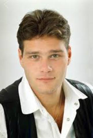 1993-ban diplomázott a Színház- és Filmművészeti Főiskolán.