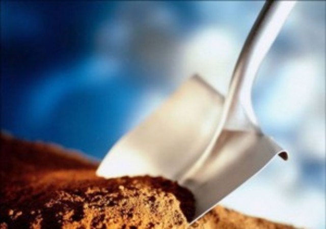 Выкопать в земле ямку