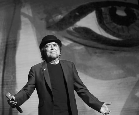 Un concierto que da en el Zócalo de la Ciudad de México el cantante español Joaquín Sabina se convierte en una protesta política.