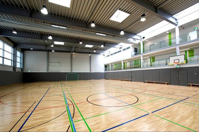 Anna, Beate, und Ursula Gehenna zu Fuß Zurich Sporthalle.