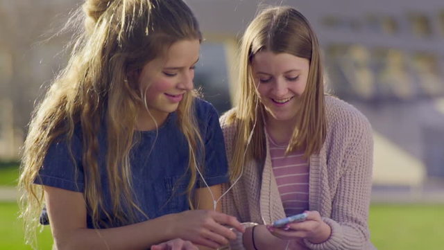 Brigitte und Anna sprechen lange zusammen.