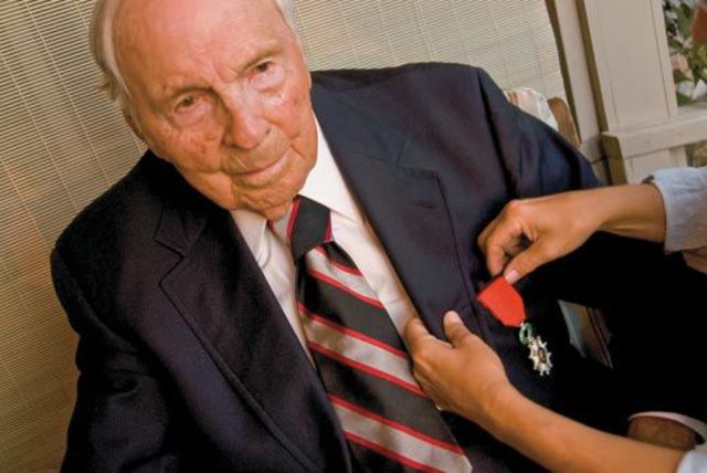 Frank Buckles receives a medal for his service