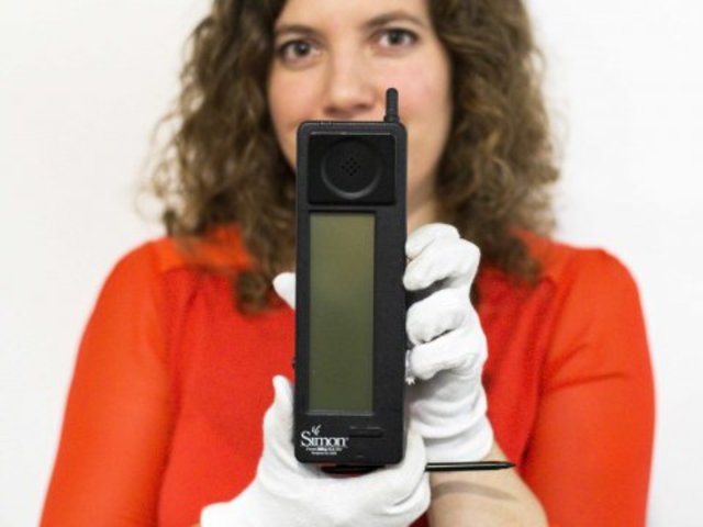 SE CREA EL PRIMER TELEFONO INTELIGENTE