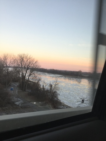 Anna geht in den Park mit die kinder.