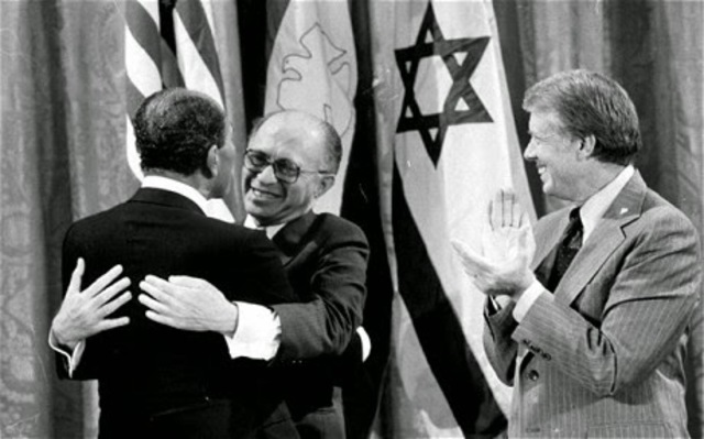 El presidente egipcio Sadat daba el paso adelante y firmaba por separado un tratado de paz con Israel, (Los Acuerdos de Camp David) en virtud del cual el primero se comprometía a no agredir al segundo y le cedía definitivamente la Franja de Gaza.