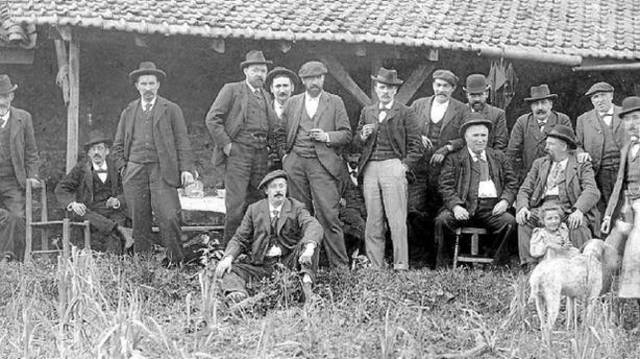 En Afganistán (país musulmán) se había instalado un régimen procomunista  que chocaba con los intereses ideológicos de gran parte de la población adicta a las formas de vida islámicas, gobernada socialmente por terratenientes.