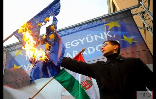 EU-s zászlóégetés