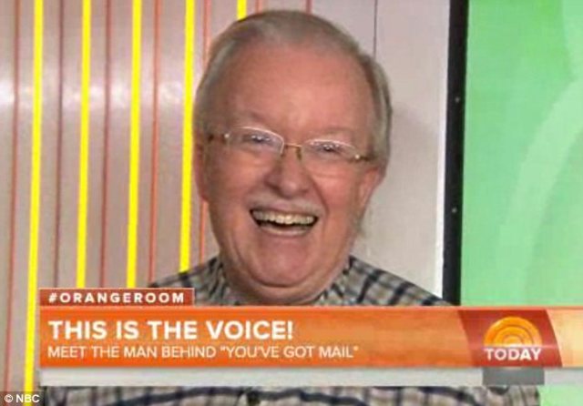 Elwood Edward graba cuñas para AOL