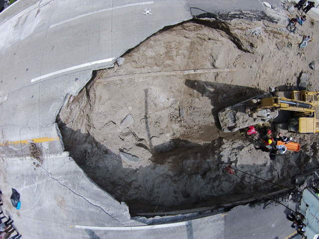 Se abre un socavón de ocho metros de diámetro sobre los carriles del Paso Exprés con dirección sur a norte.