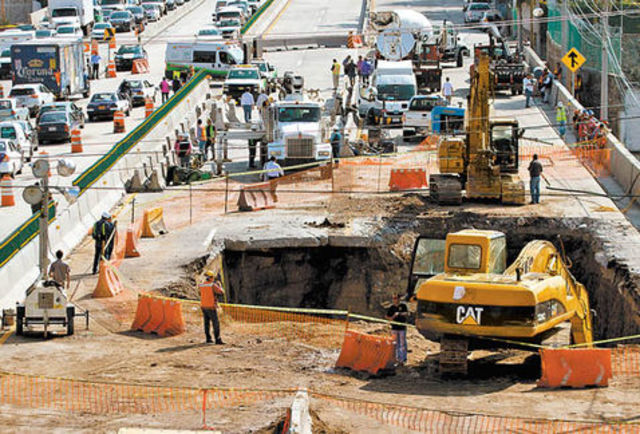 Posibles anomalias. El Secretario de Comunicaciones y Transportes, Gerardo Ruiz indico que los dictámenes preliminares han arrojado que hubo posibles anomalías; investigan a fondo para fincar responsabilidades.