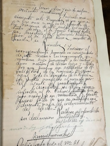 Demanda a maestro de escuela por agredir físicamente al secretario de educación.