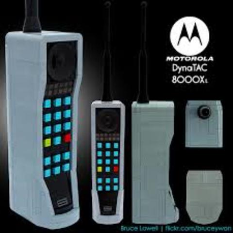 elaboración del primer telefono celulalr motorola dyna tac