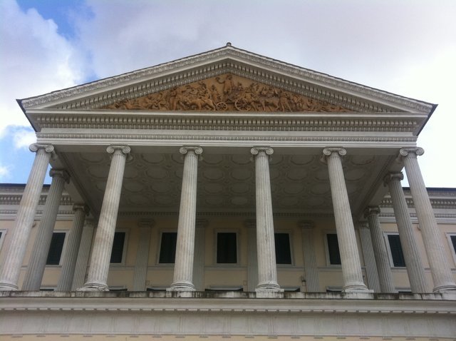 Interesse per il mondo Classico, nascita del Neoclassicismo in arte.