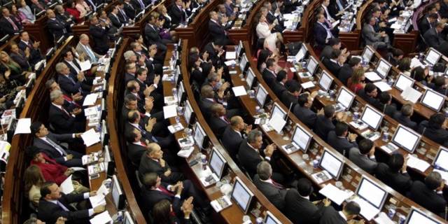 Piden investigar a ocho congresistas