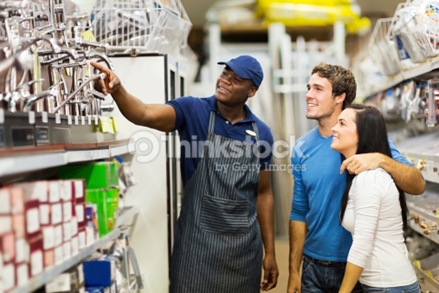 Vendedor dándole alternativas de compra al cliente