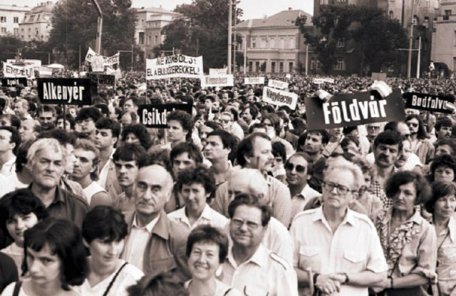 Az MDF első tömegmegmozdulása