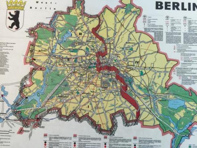 Berlin muren bliver opført og deler Tyskland i Øst og Vest