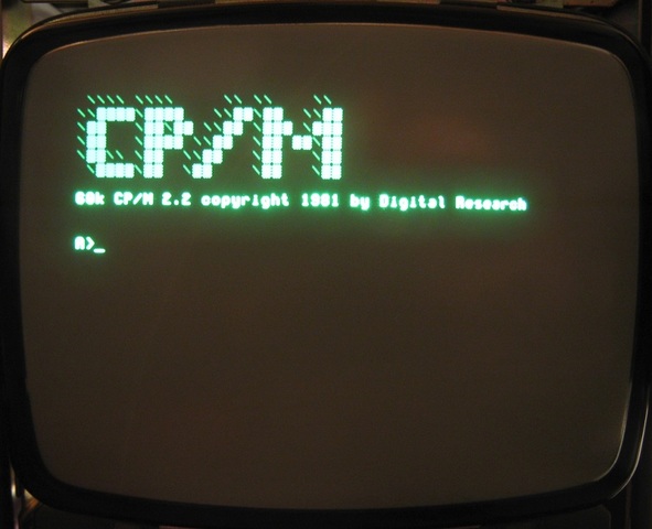1976: Surge CP/M, sistema operativo muy extendido. Creado por Gary Kildal