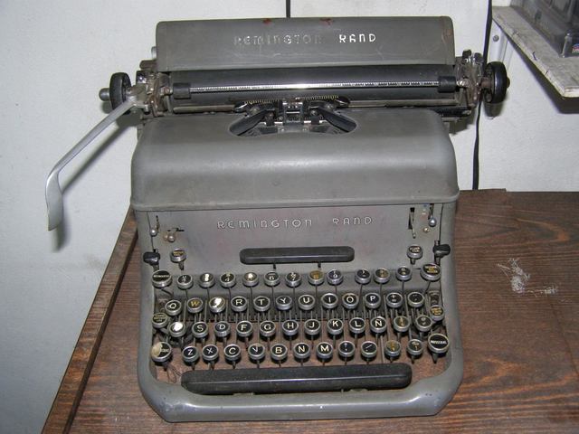 Primera Maquina de Escribir